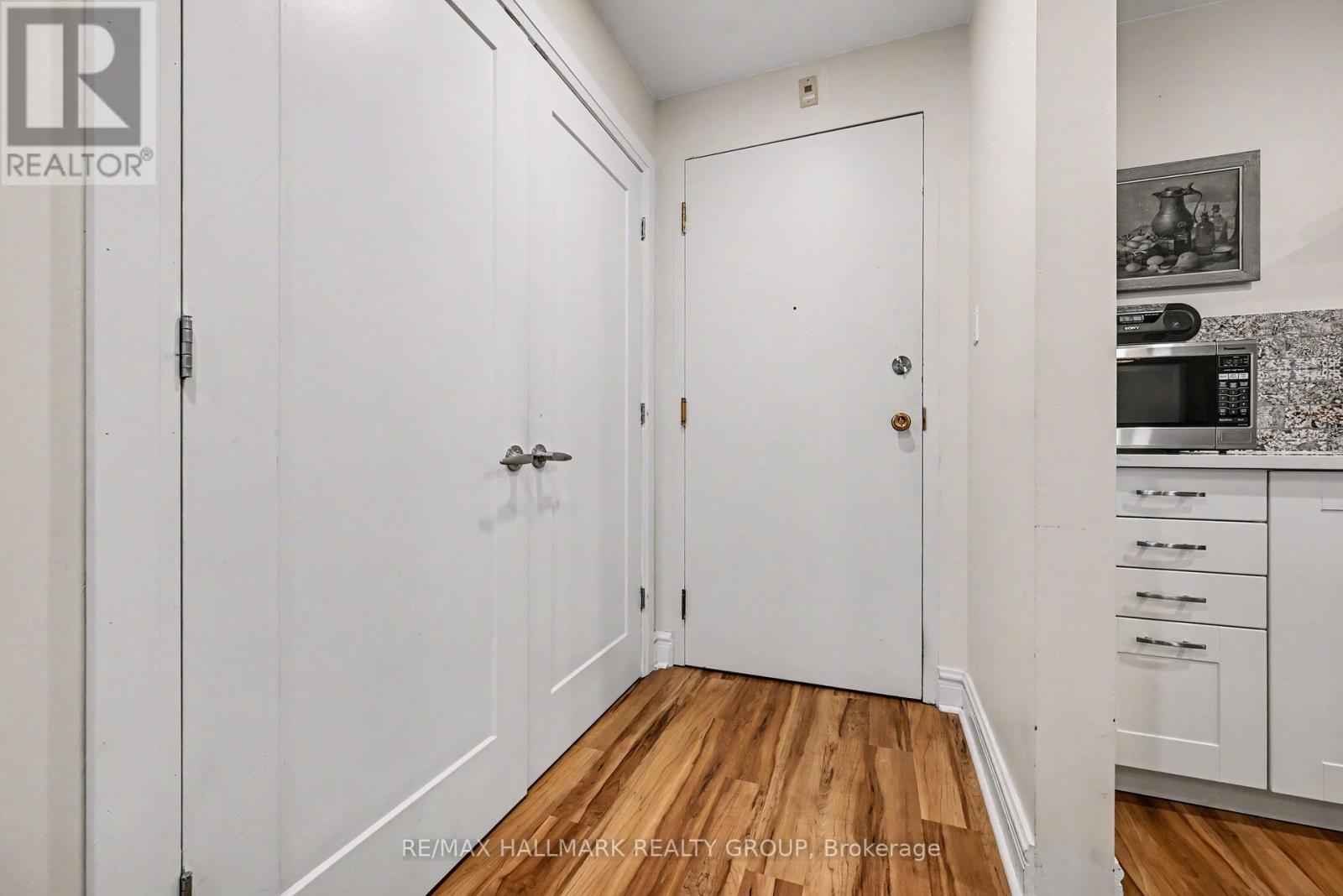 #206 1 ROSAMOND STREET E - 2