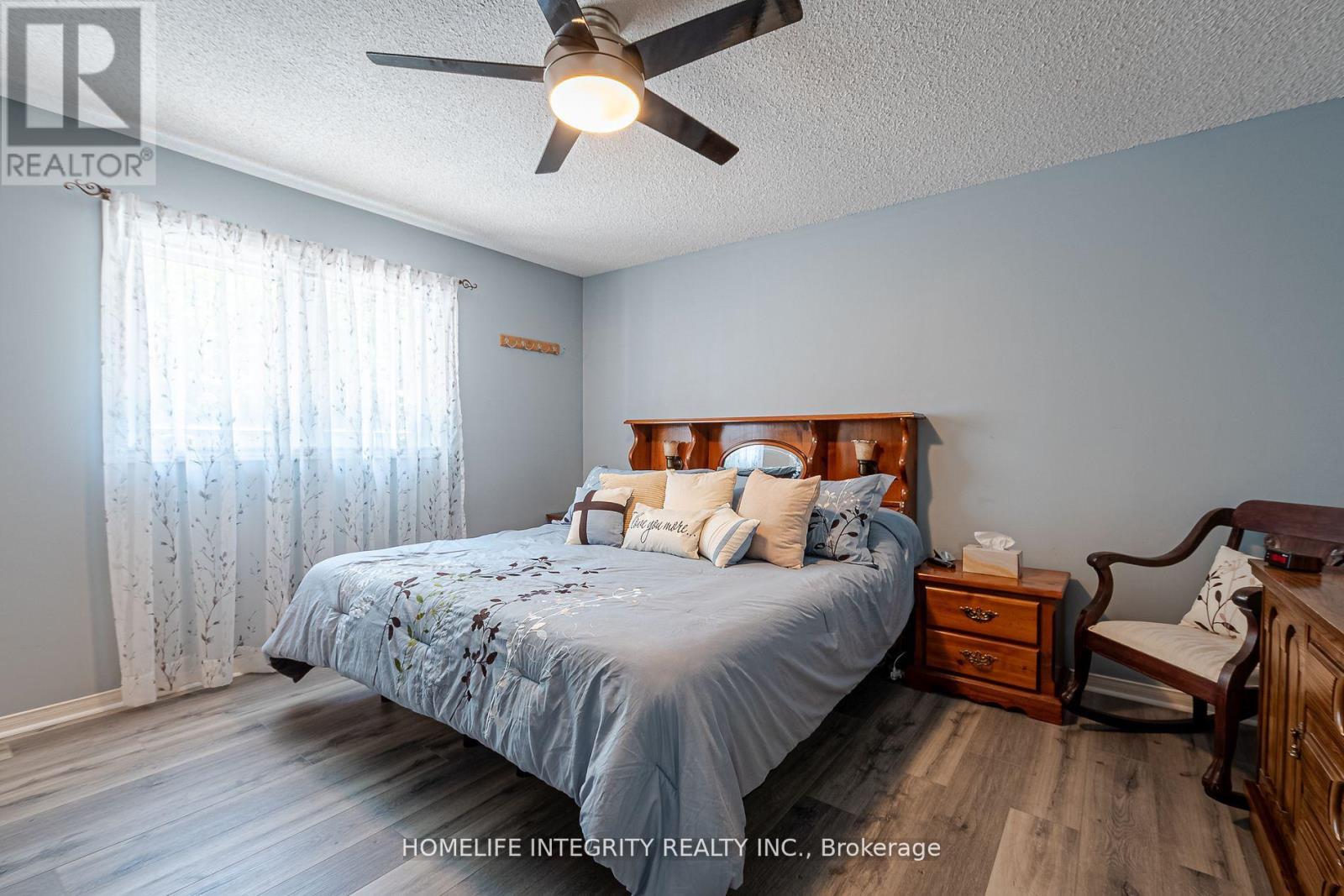 37 BROUWER CRESCENT - 20