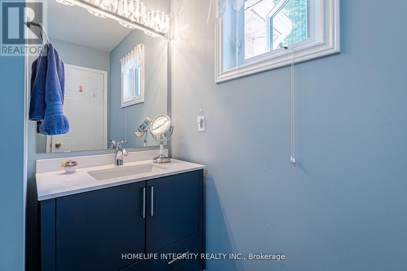 37 BROUWER CRESCENT - 22