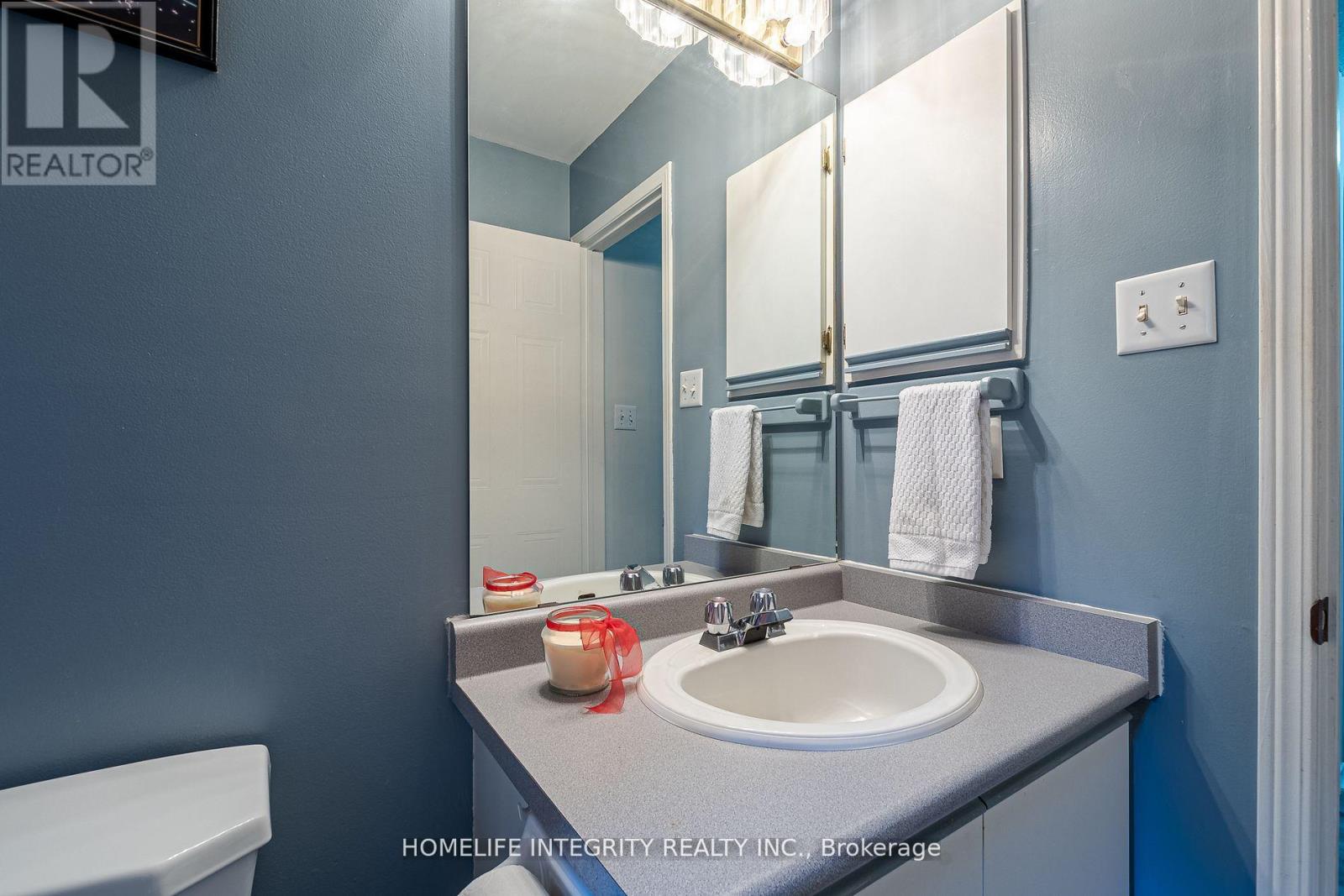 37 BROUWER CRESCENT - 25