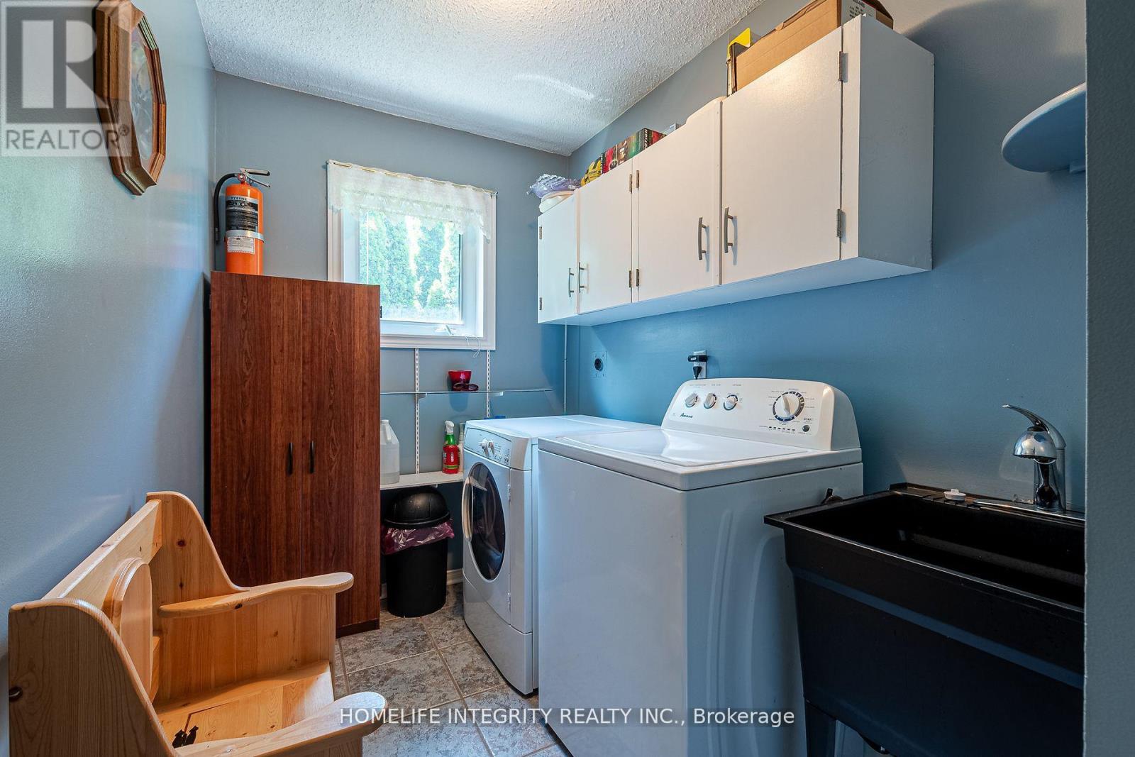 37 BROUWER CRESCENT - 26