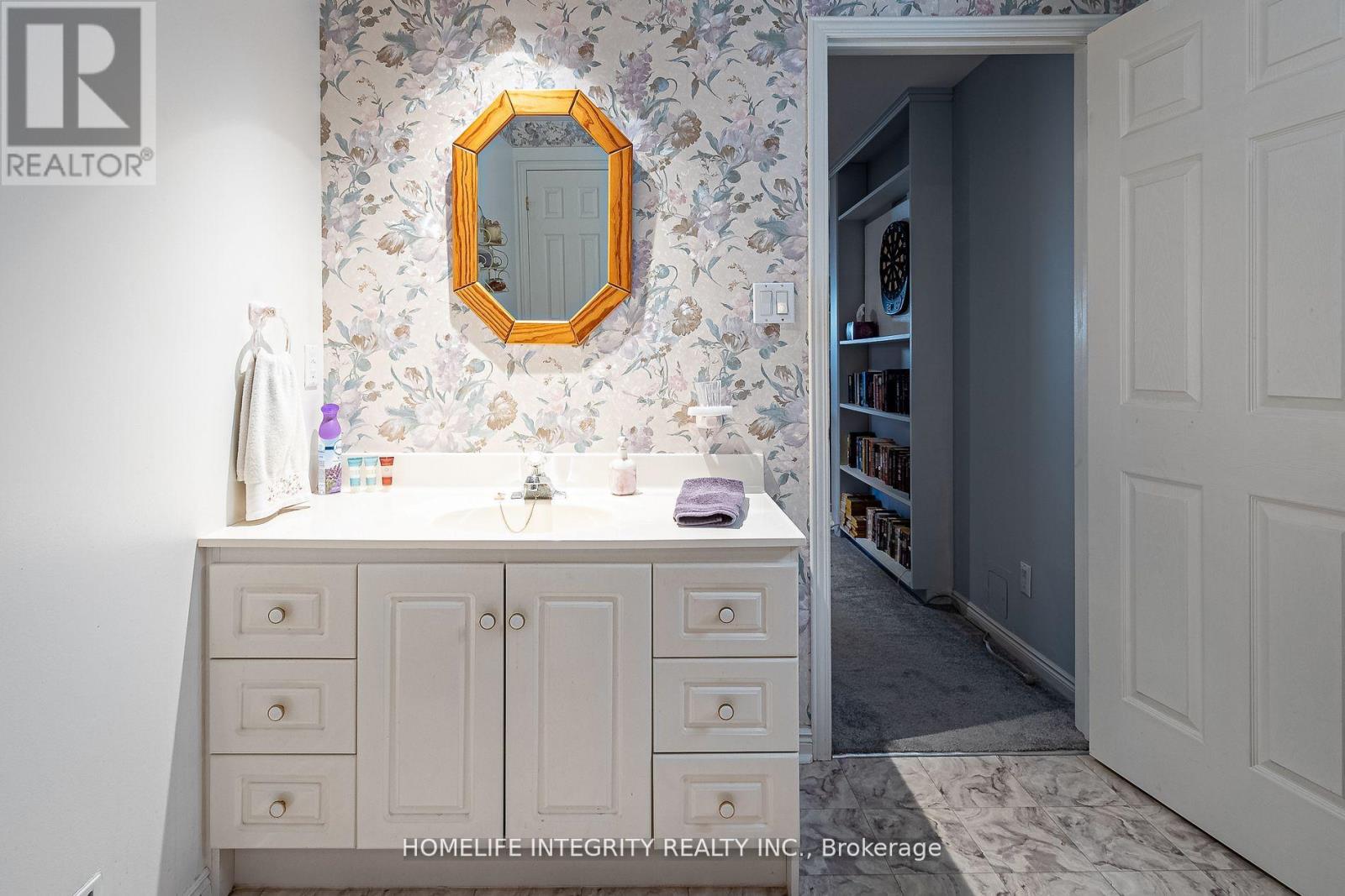 37 BROUWER CRESCENT - 35