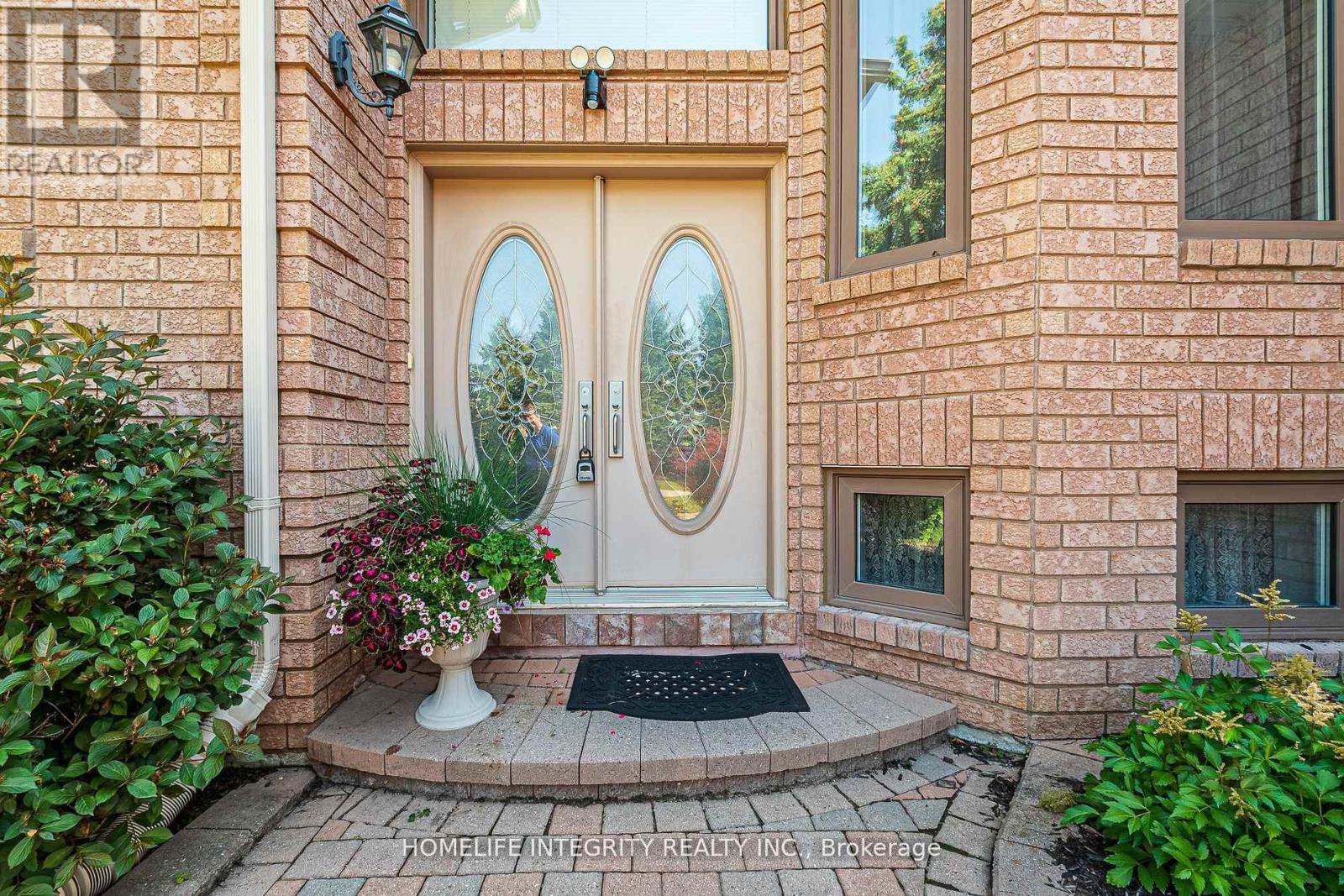 37 BROUWER CRESCENT - 7