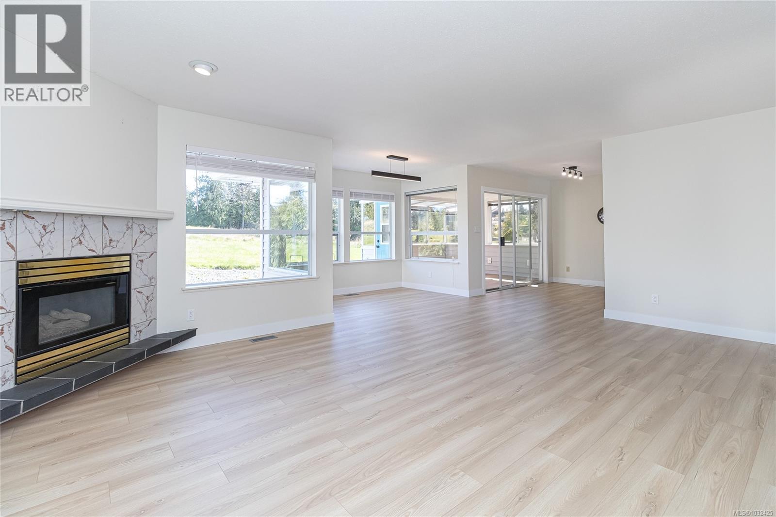 3720 ARBUTUS DR N - 10