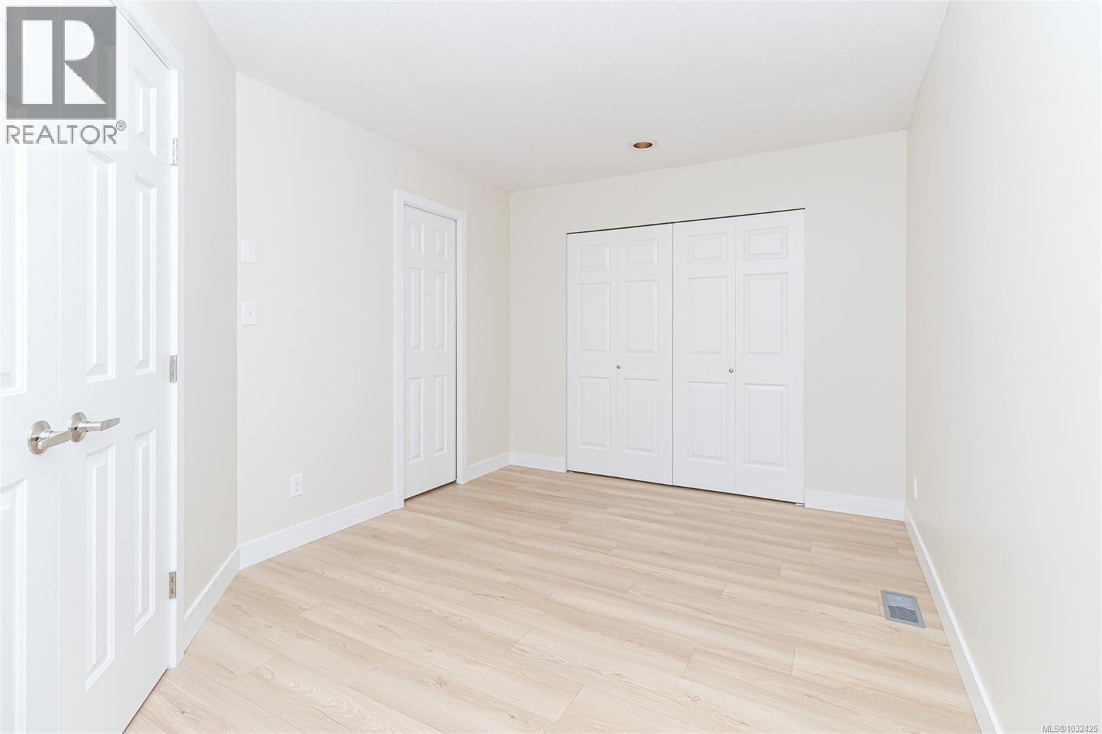 3720 ARBUTUS DR N - 18