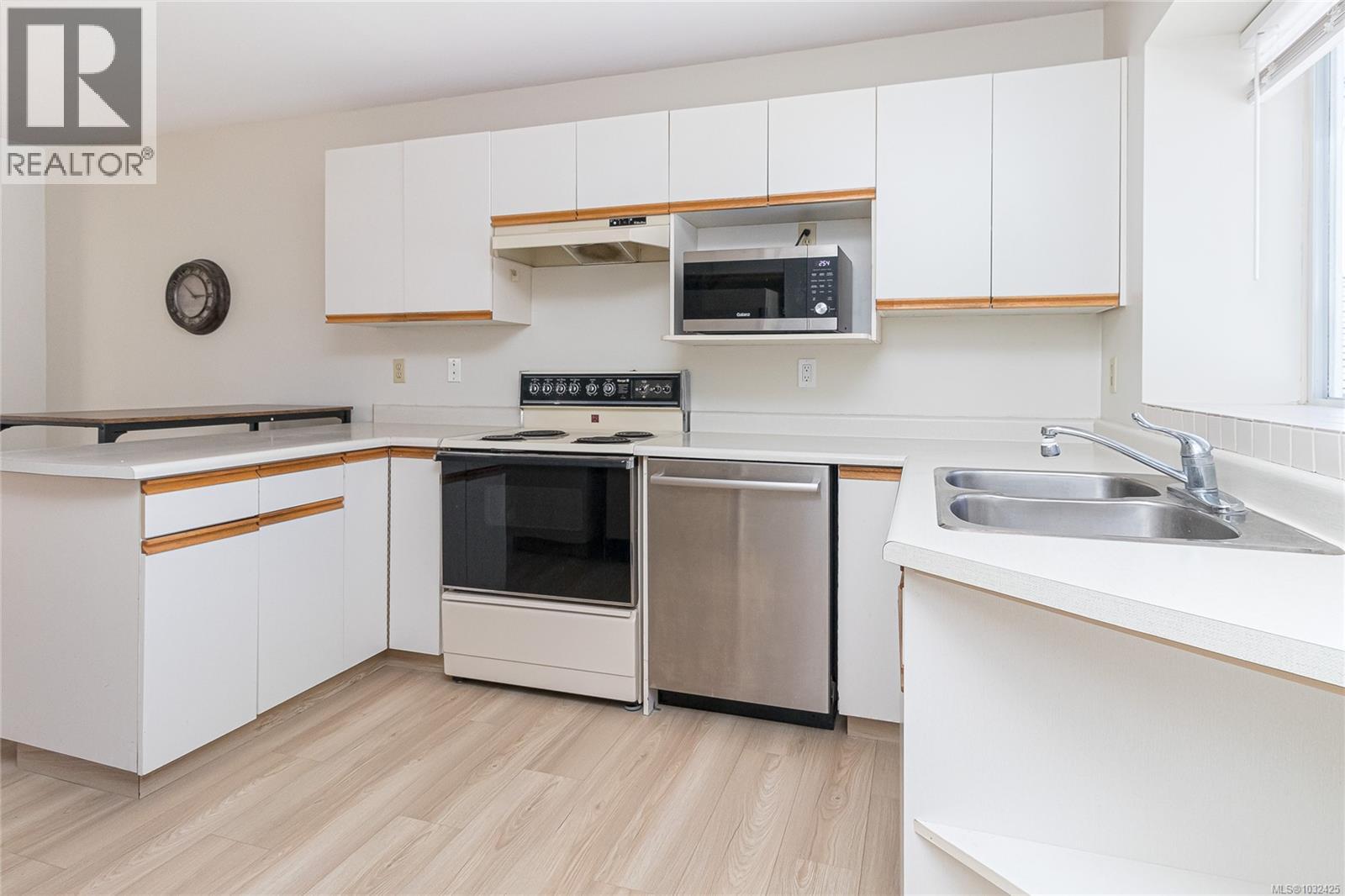 3720 ARBUTUS DR N - 5