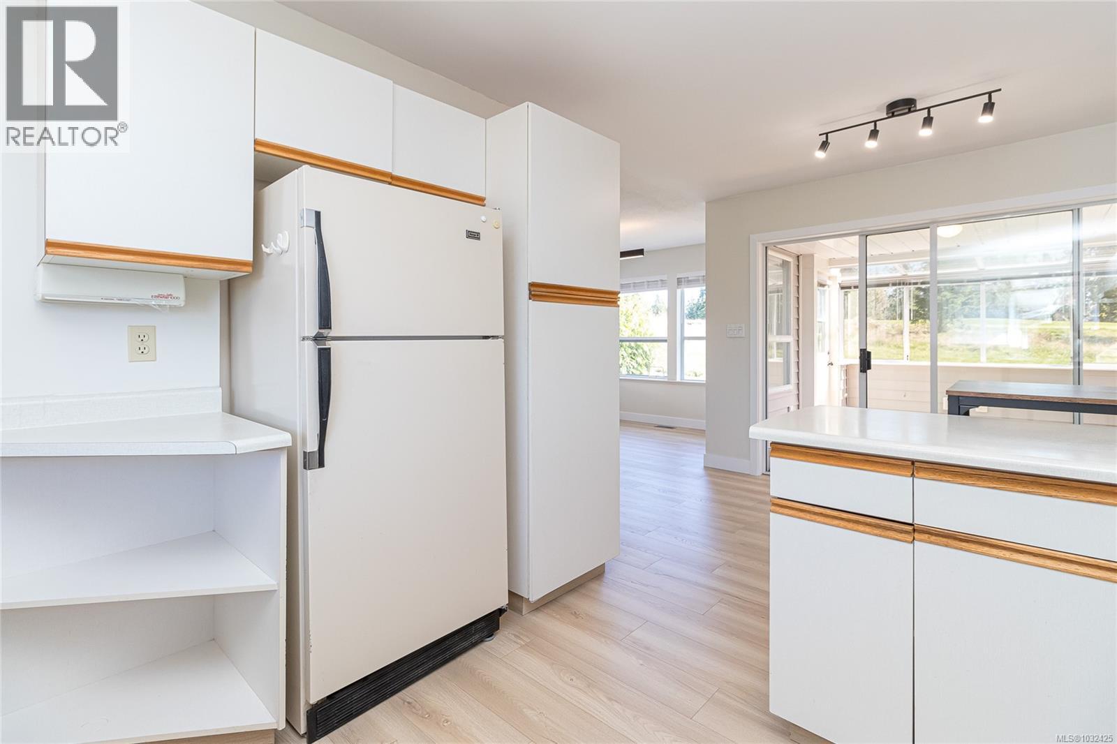 3720 ARBUTUS DR N - 6