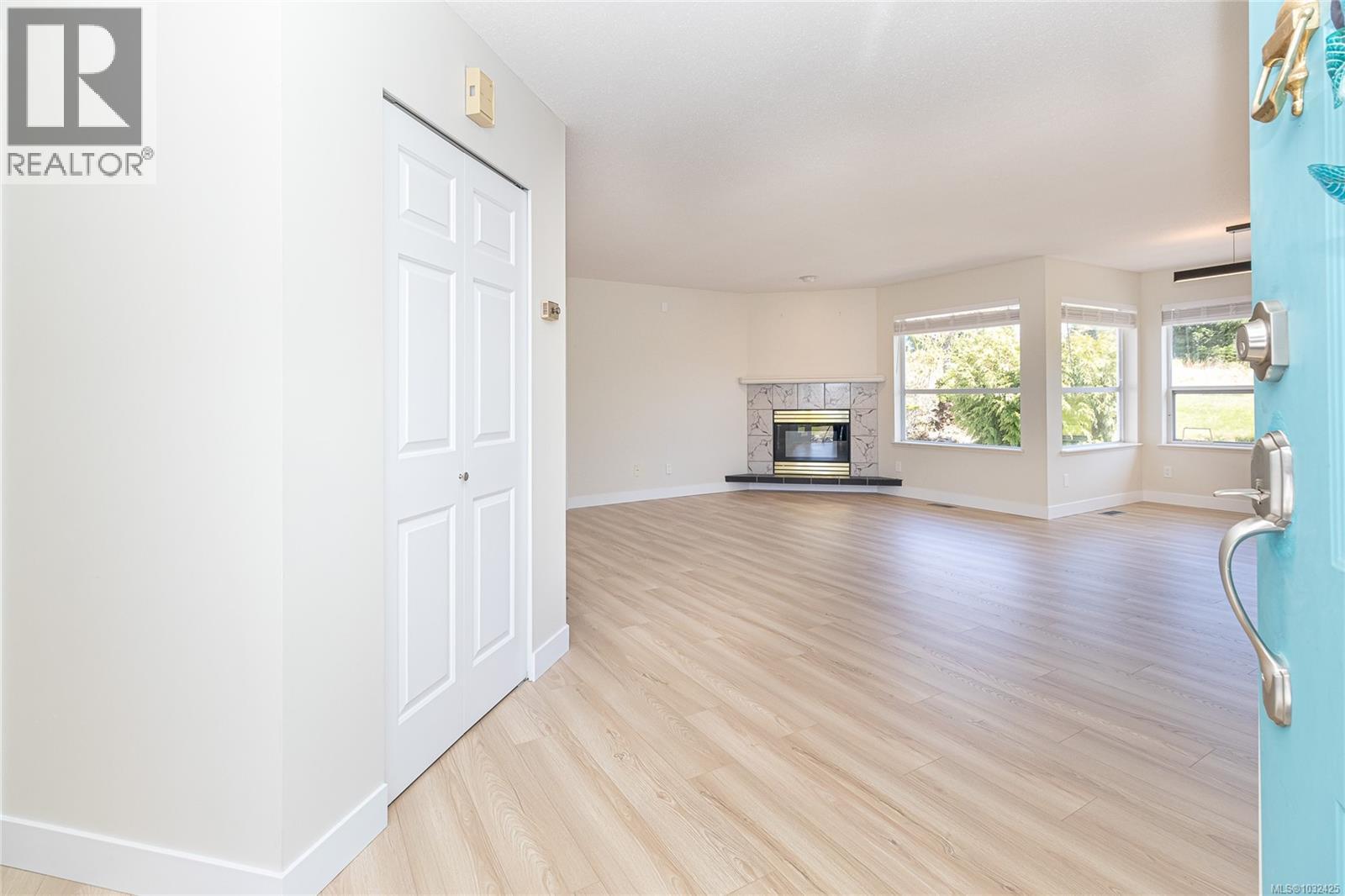 3720 ARBUTUS DR N - 8