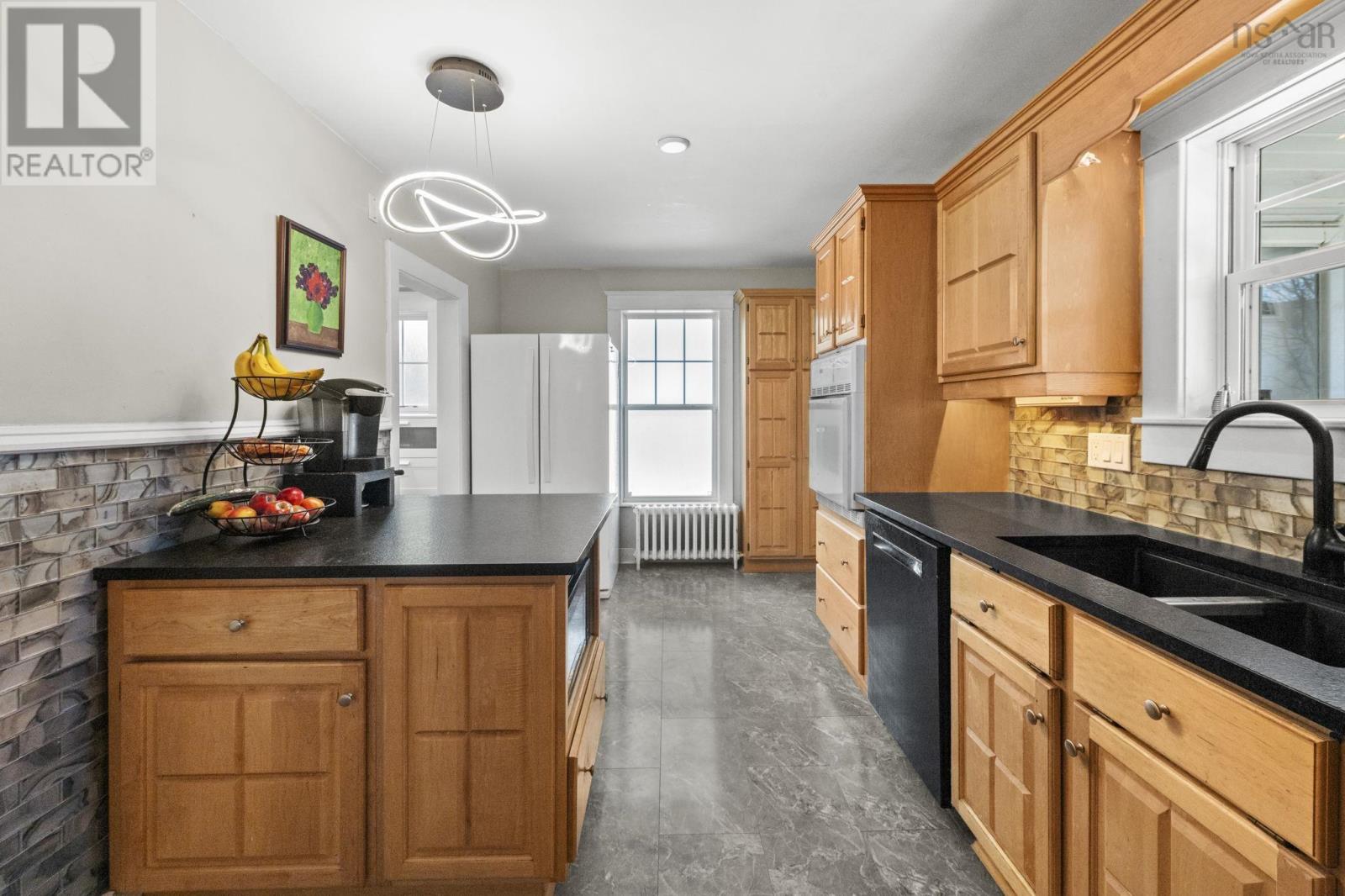 Property 10 of 50 of 949 McLean Street