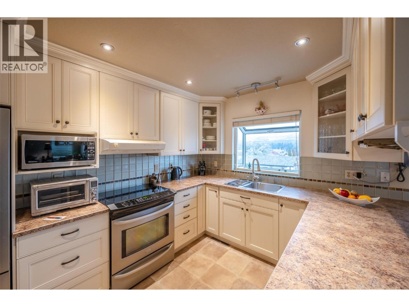  949 Panorama Crescent, Oliver