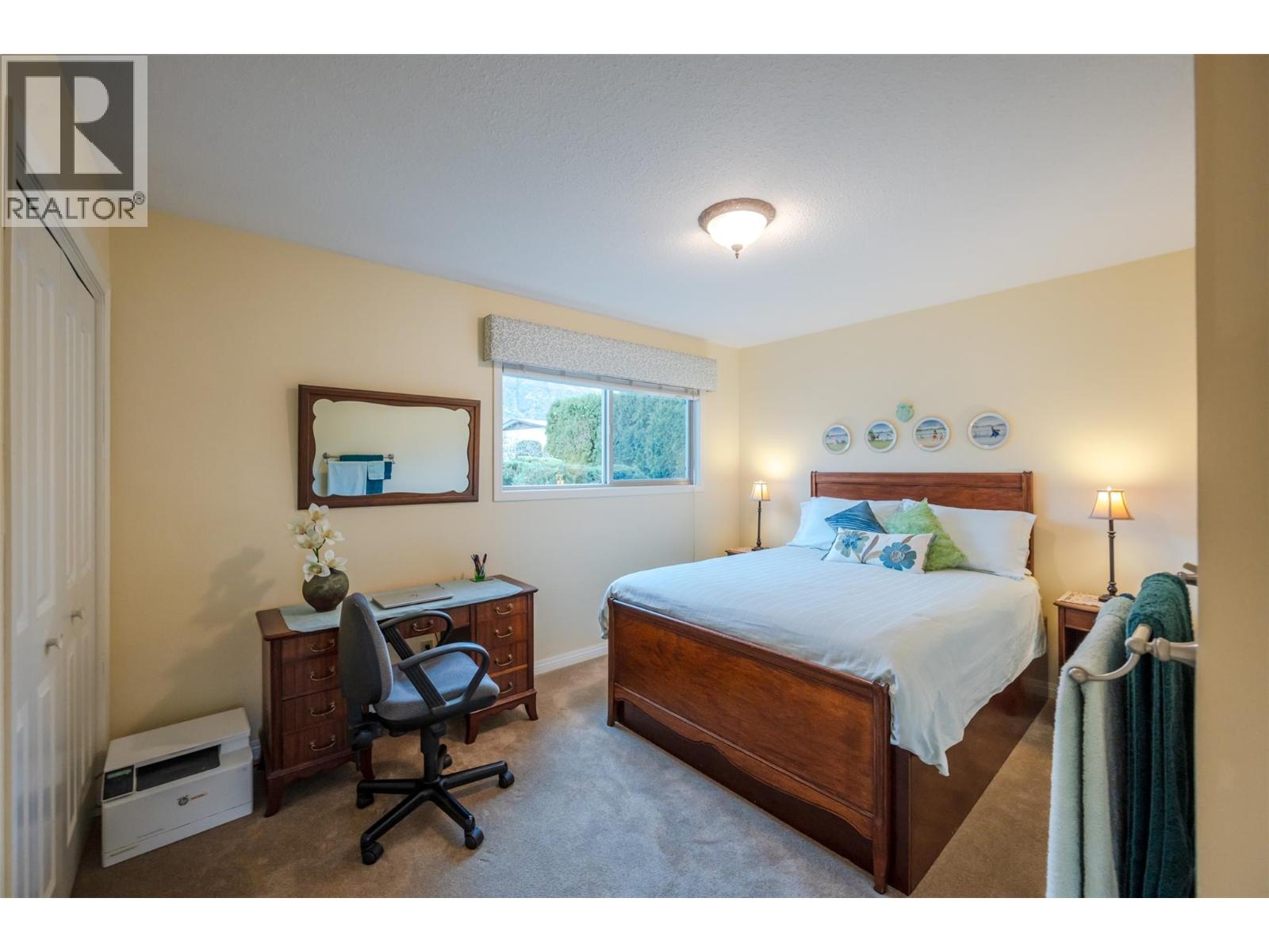  949 Panorama Crescent, Oliver