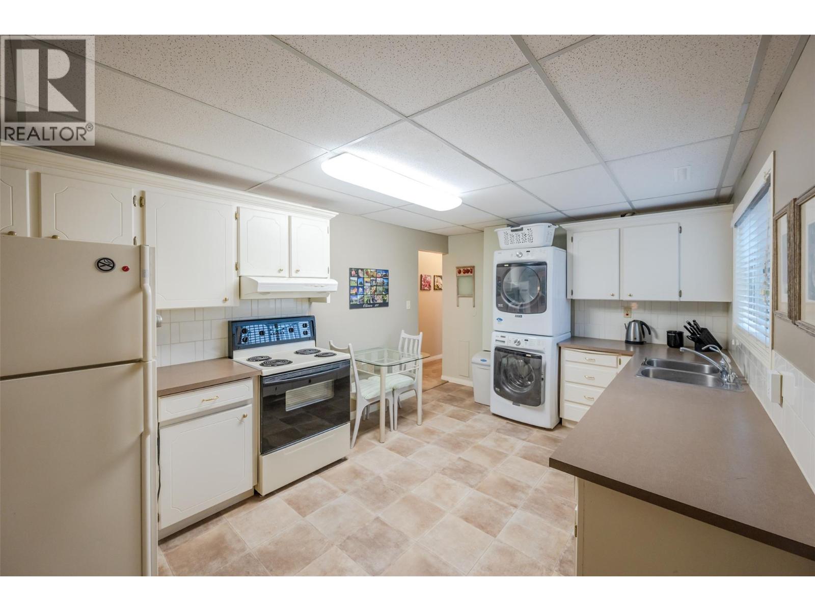  949 Panorama Crescent, Oliver