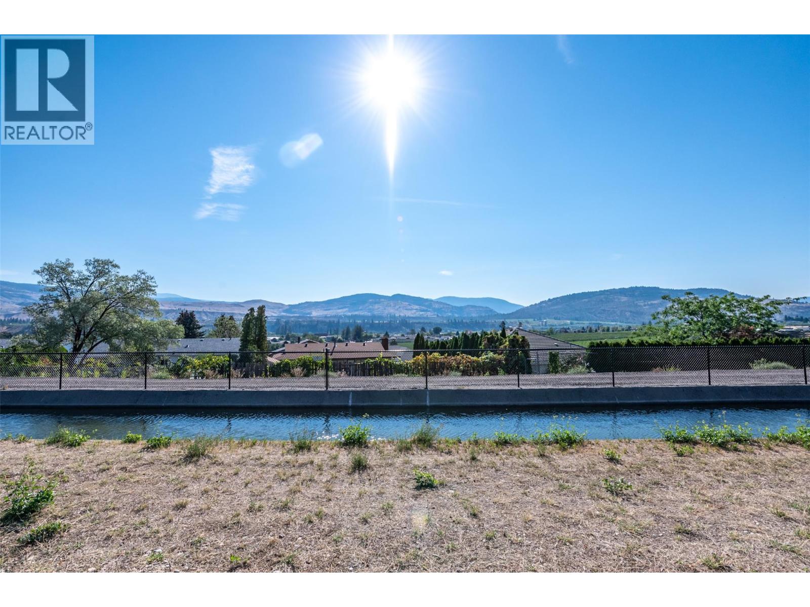  949 Panorama Crescent, Oliver