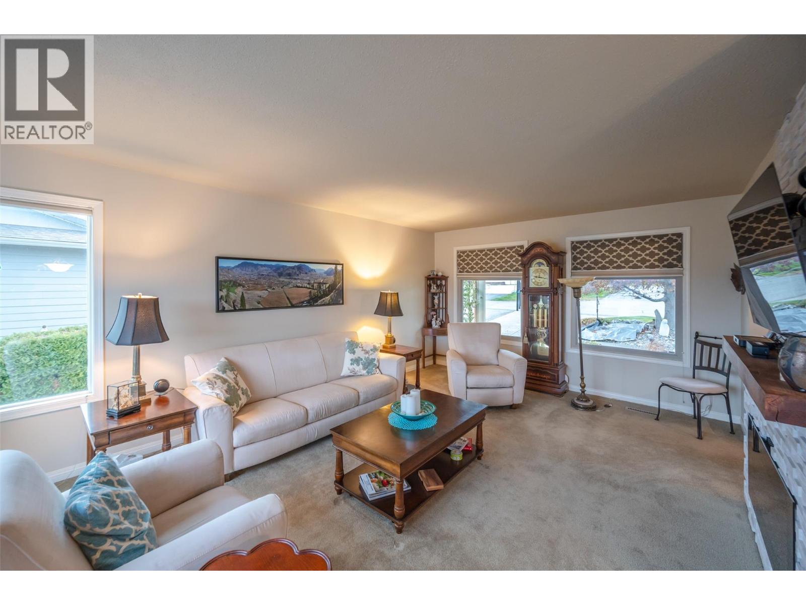  949 Panorama Crescent, Oliver