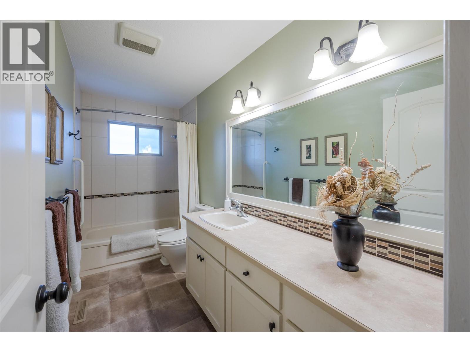  949 Panorama Crescent, Oliver