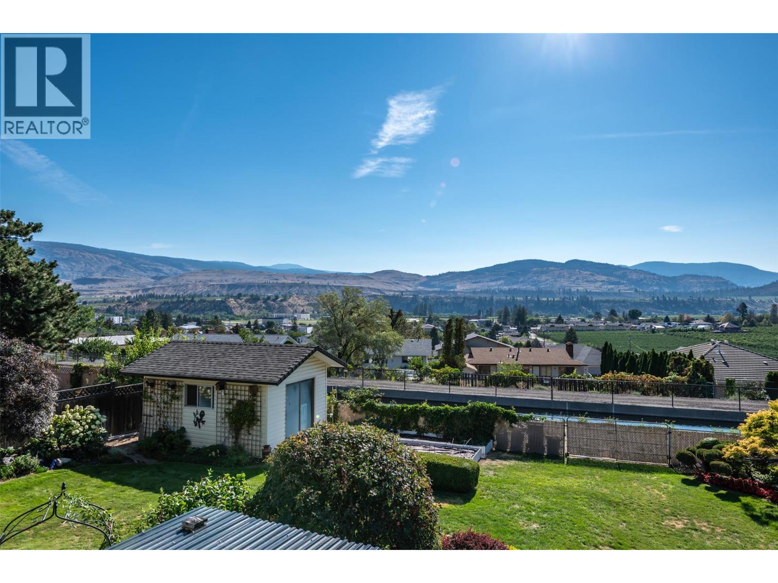  949 Panorama Crescent, Oliver