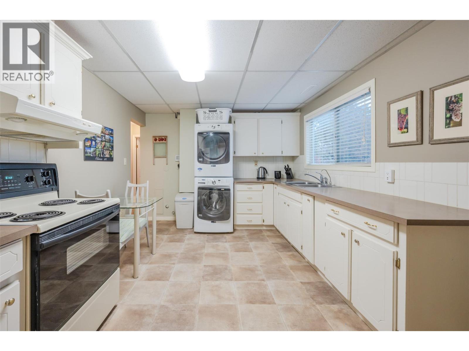  949 Panorama Crescent, Oliver