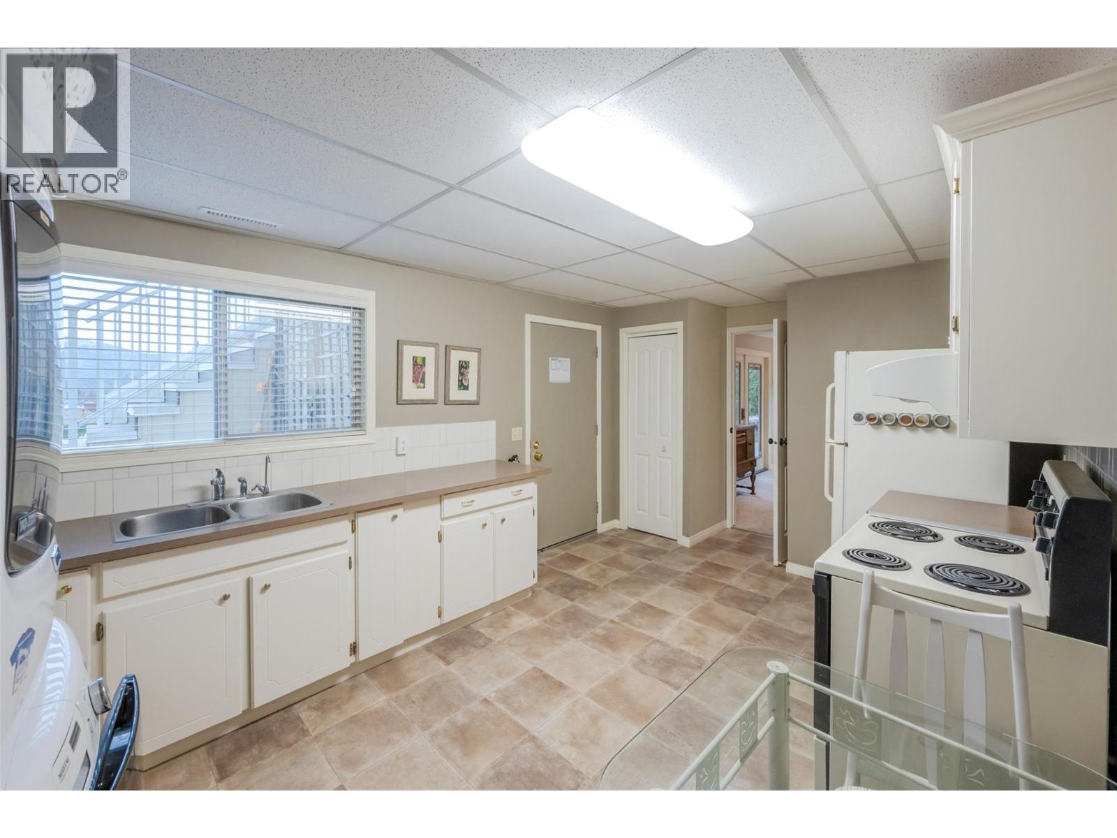  949 Panorama Crescent, Oliver