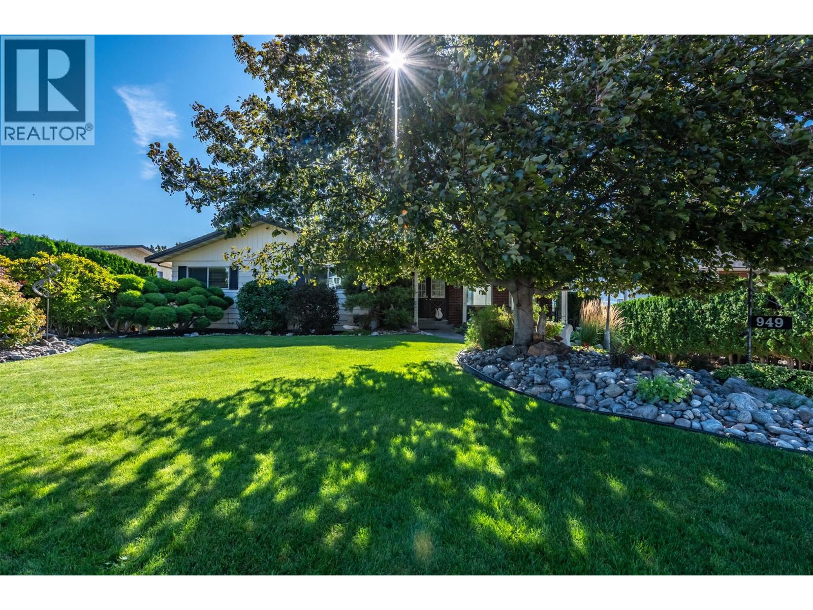  949 Panorama Crescent, Oliver