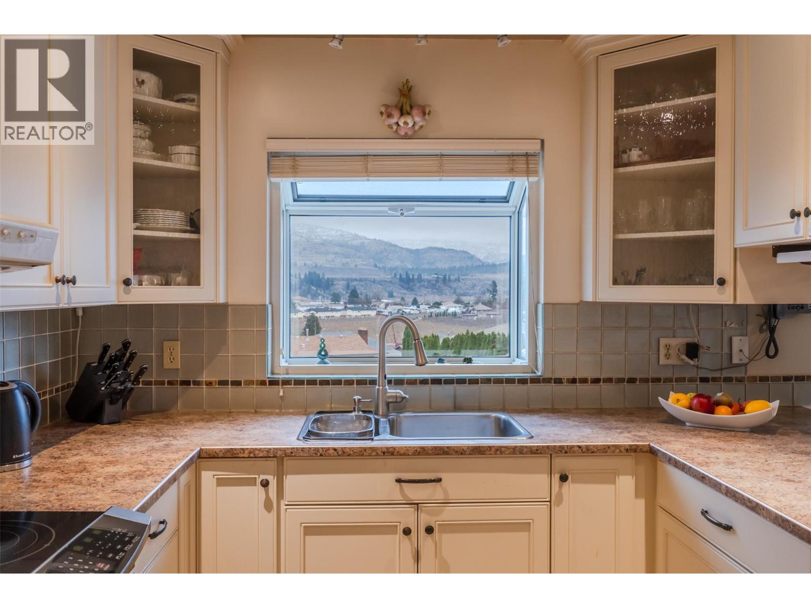  949 Panorama Crescent, Oliver