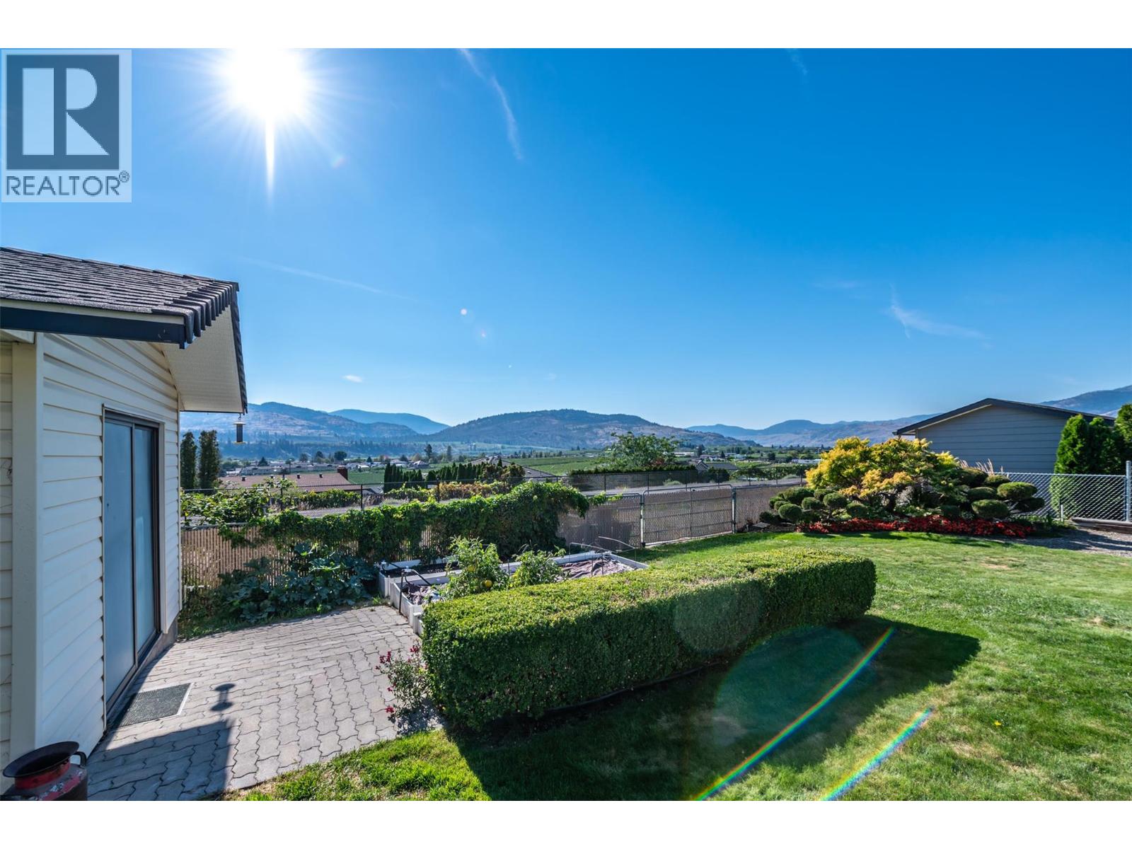  949 Panorama Crescent, Oliver