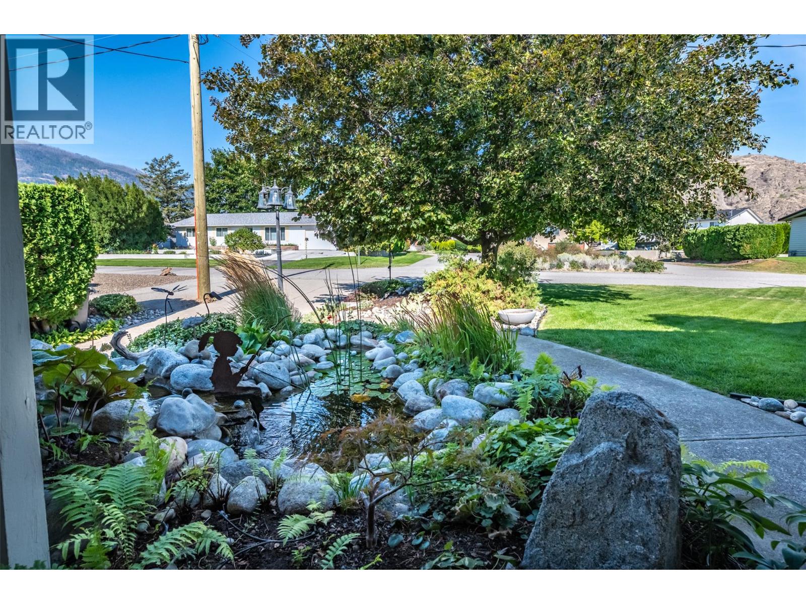  949 Panorama Crescent, Oliver