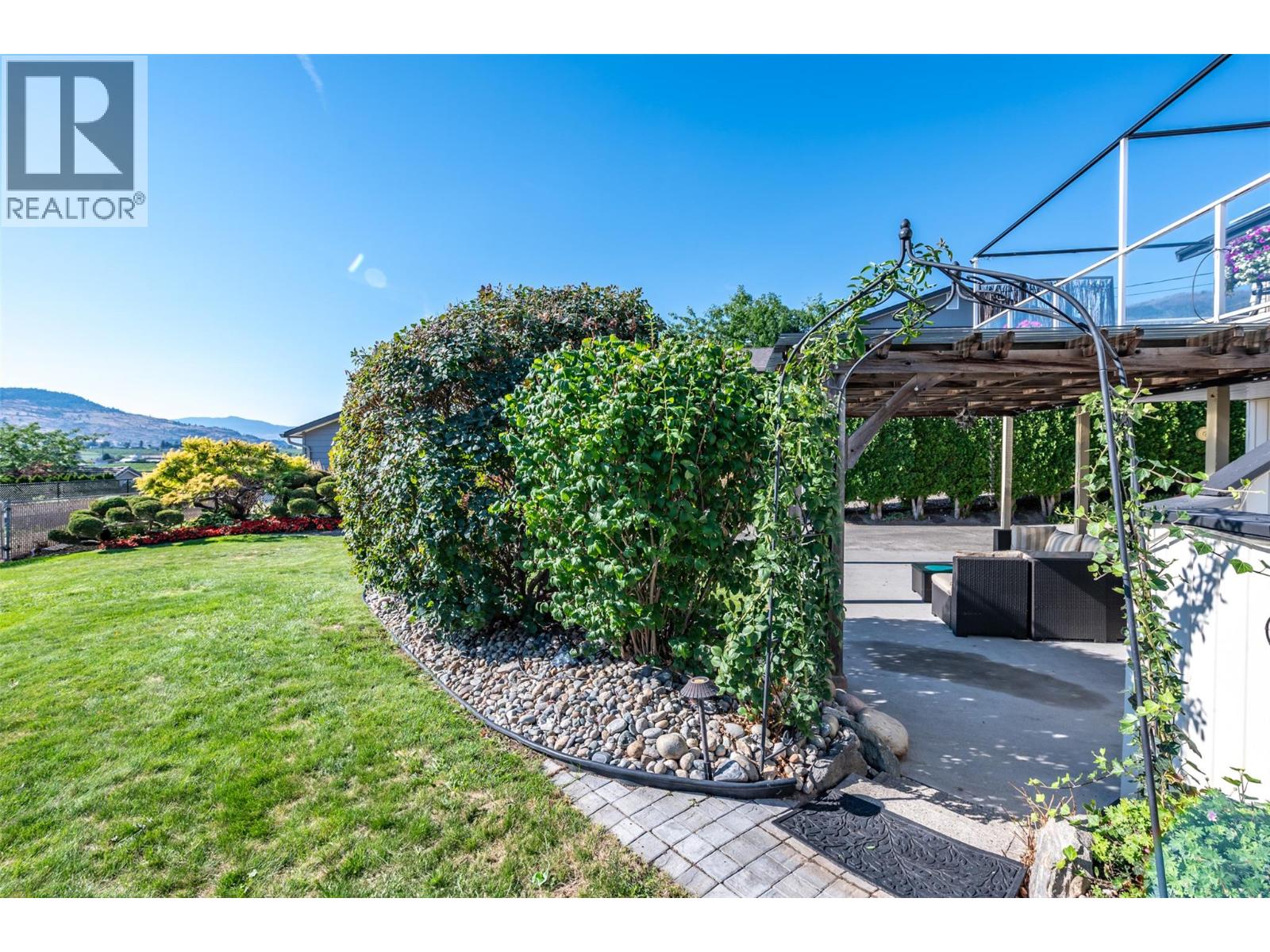  949 Panorama Crescent, Oliver