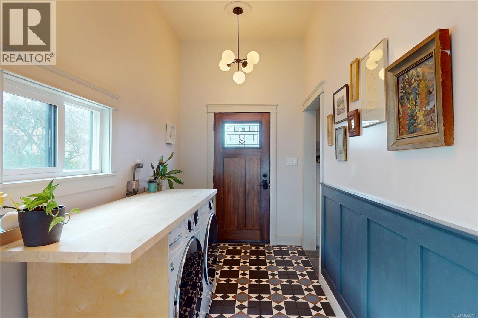  1709 Fernwood Road, Victoria