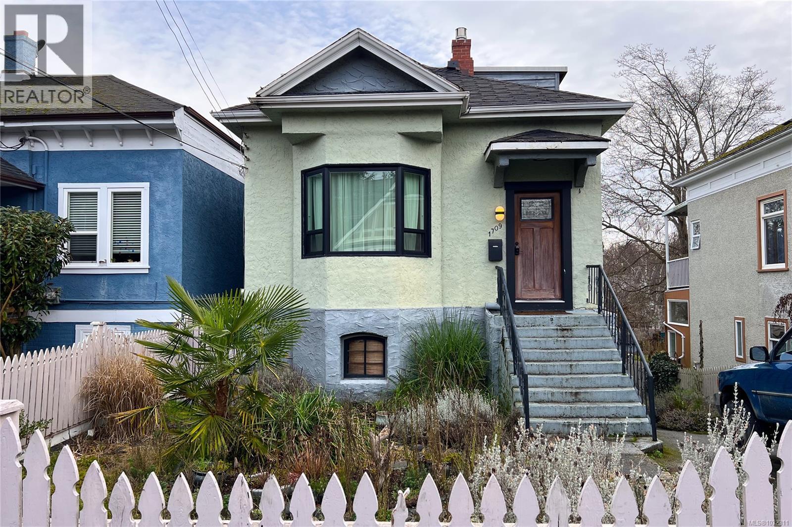  1709 Fernwood Road, Victoria