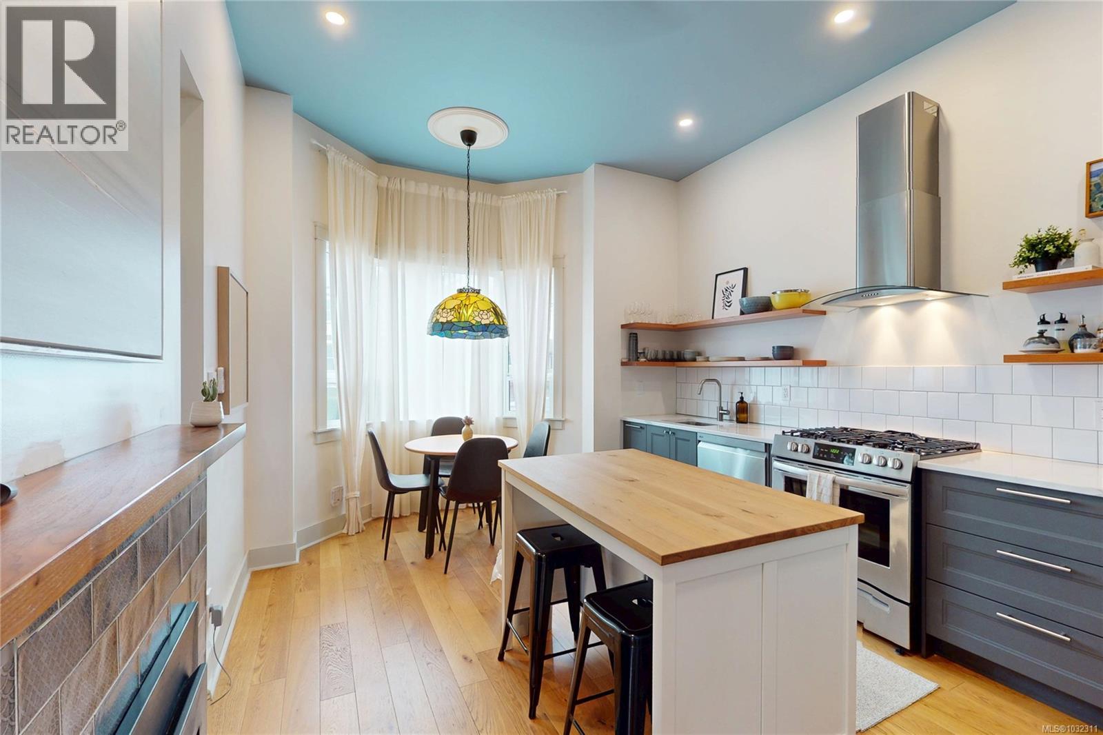  1709 Fernwood Road, Victoria