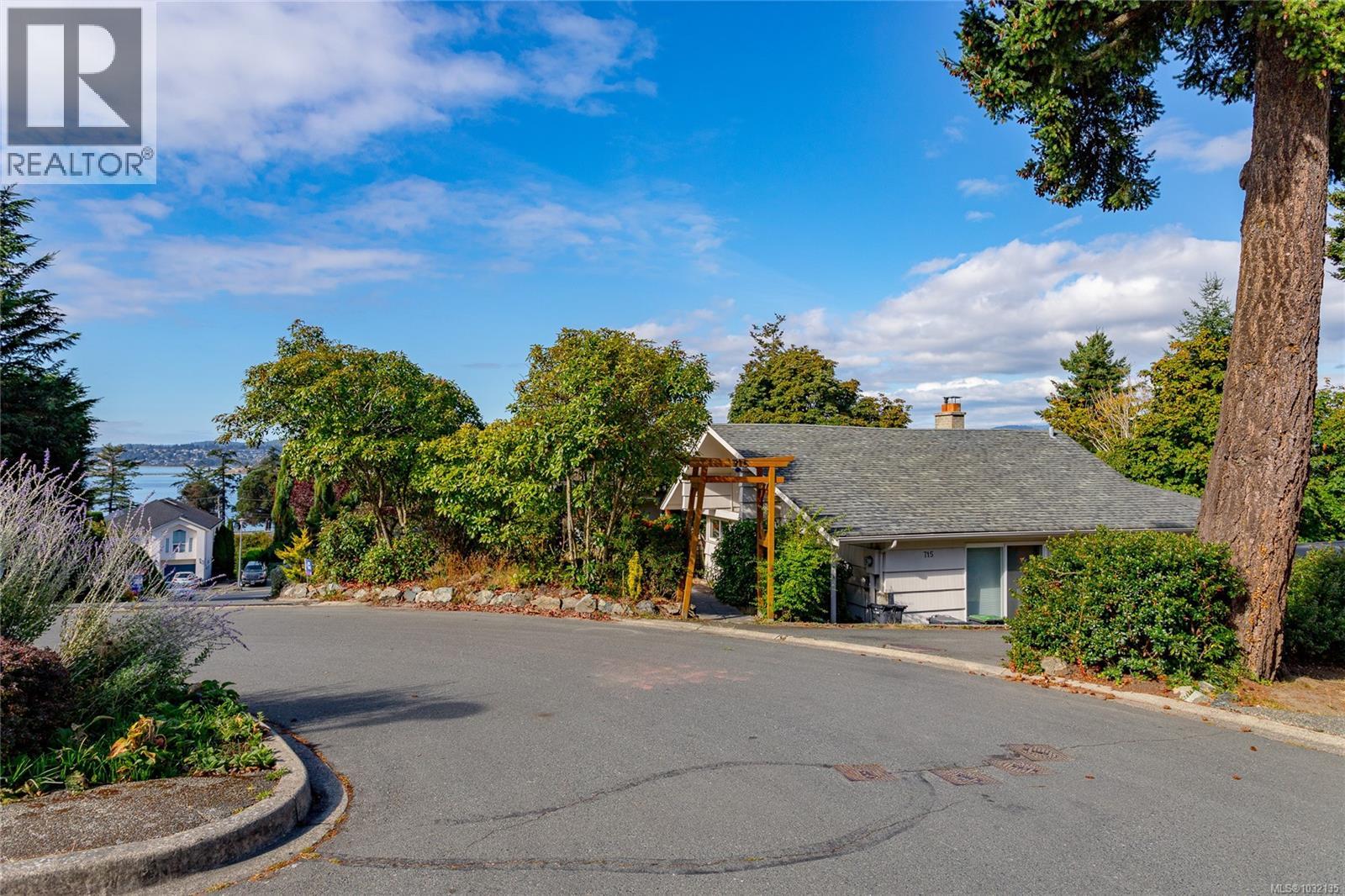 715 LUSCOMBE PL - 11