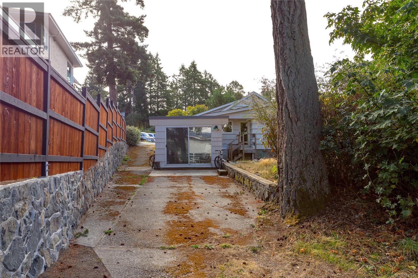 715 LUSCOMBE PL - 17