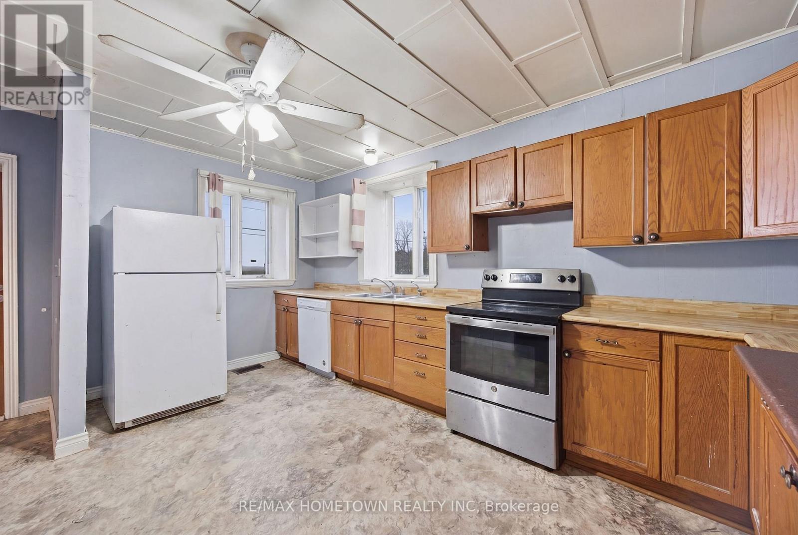 Kitchen (decluttered virtually)