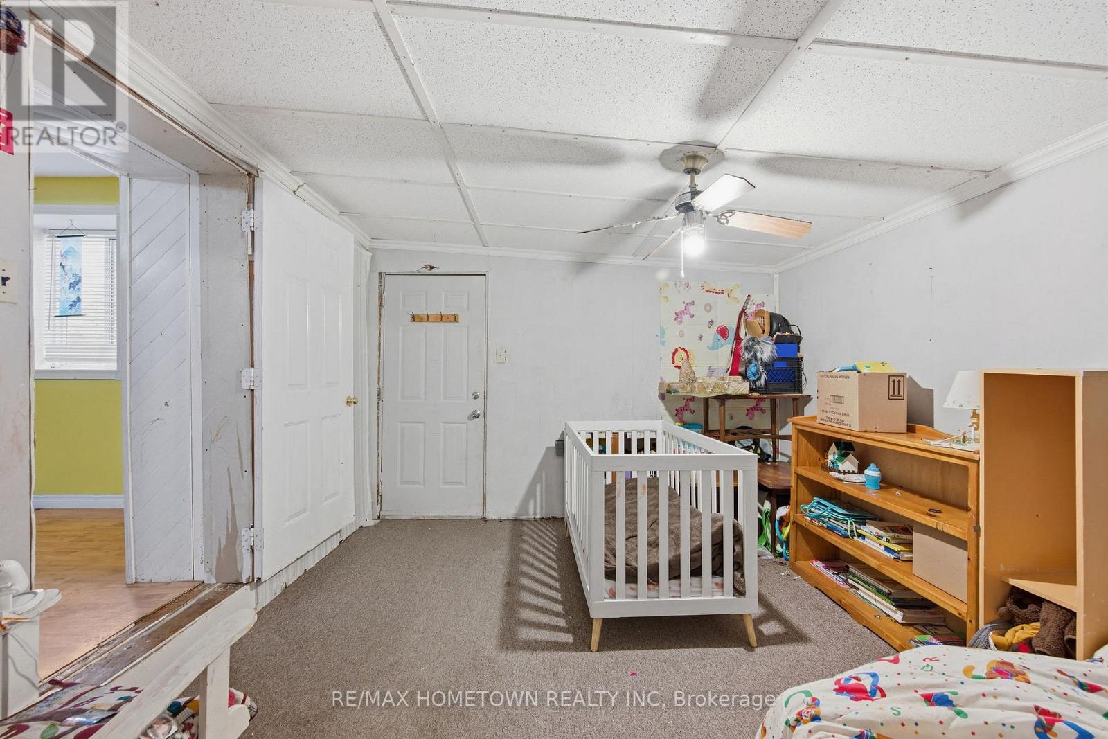 Secondary living space & access to side yard