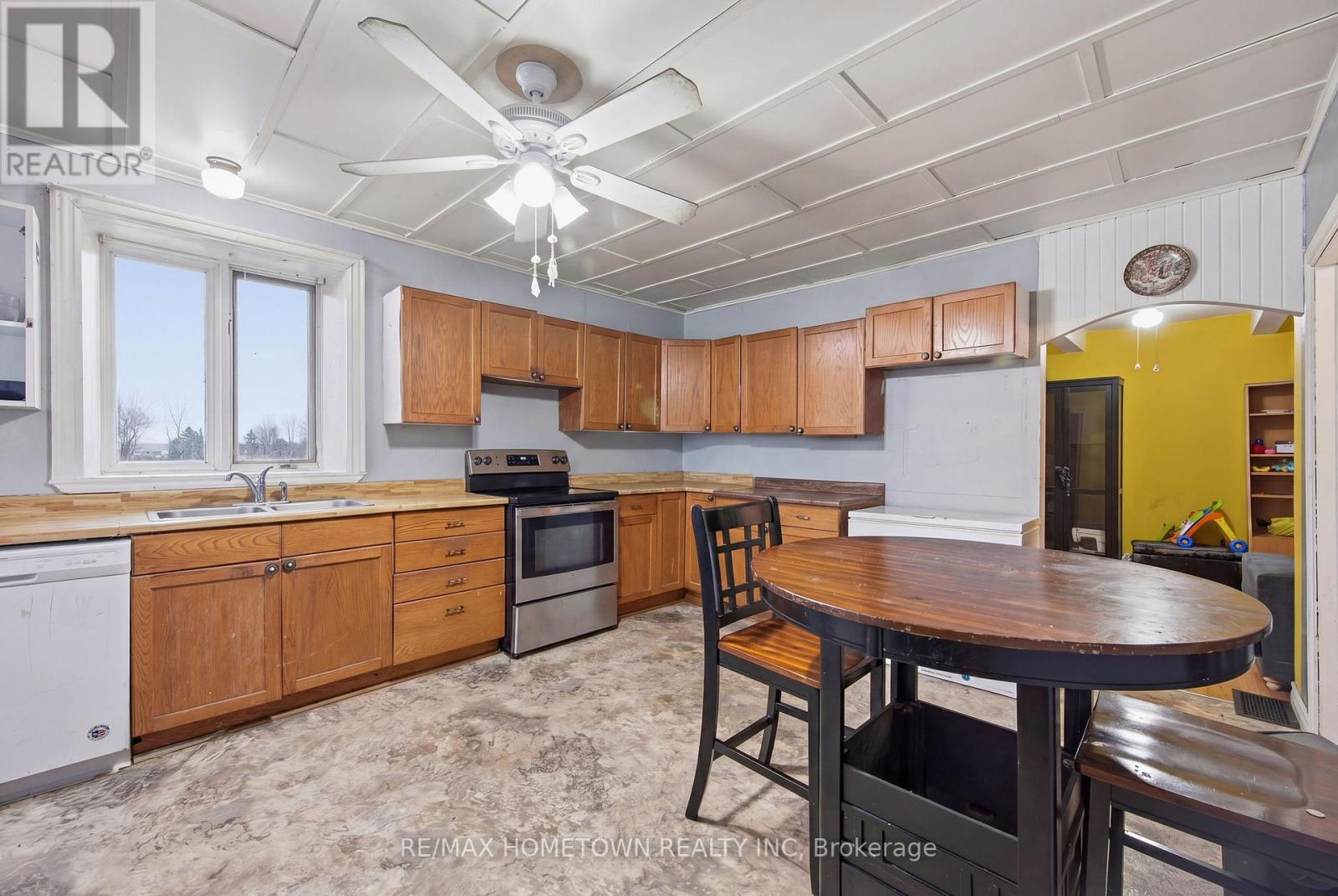 Kitchen (decluttered virtually)