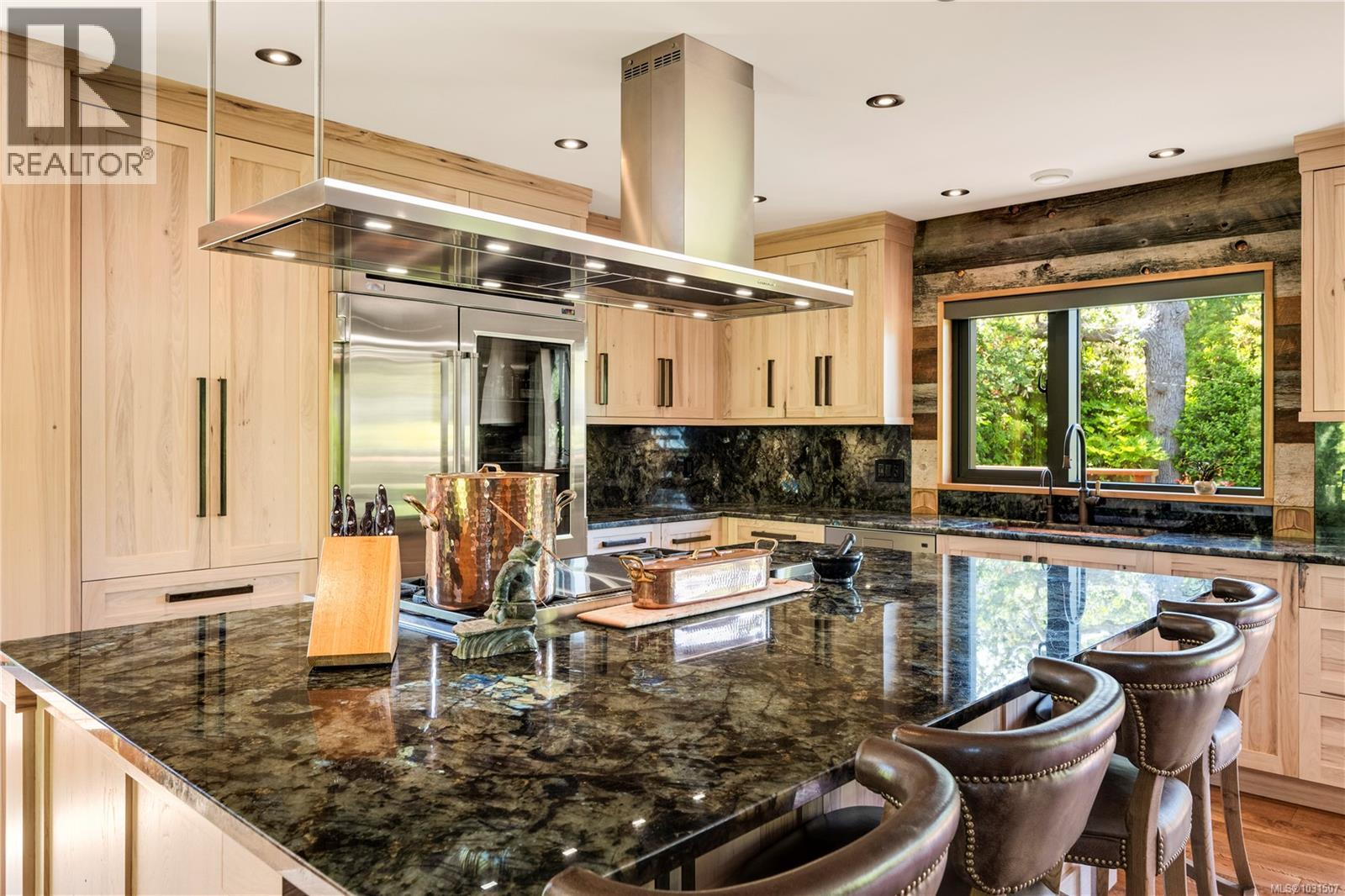 The large centre peninsula island provides plenty of space for prep and presentation and houses a breakfast bar ideal for family and entertaining.