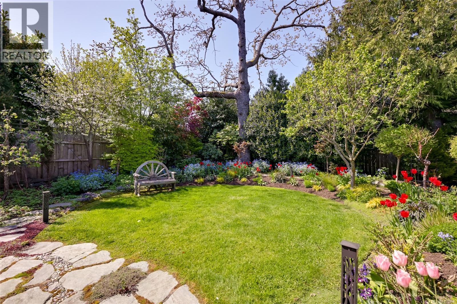 626 Monterey Ave, Demi-lune Spring Garden.
