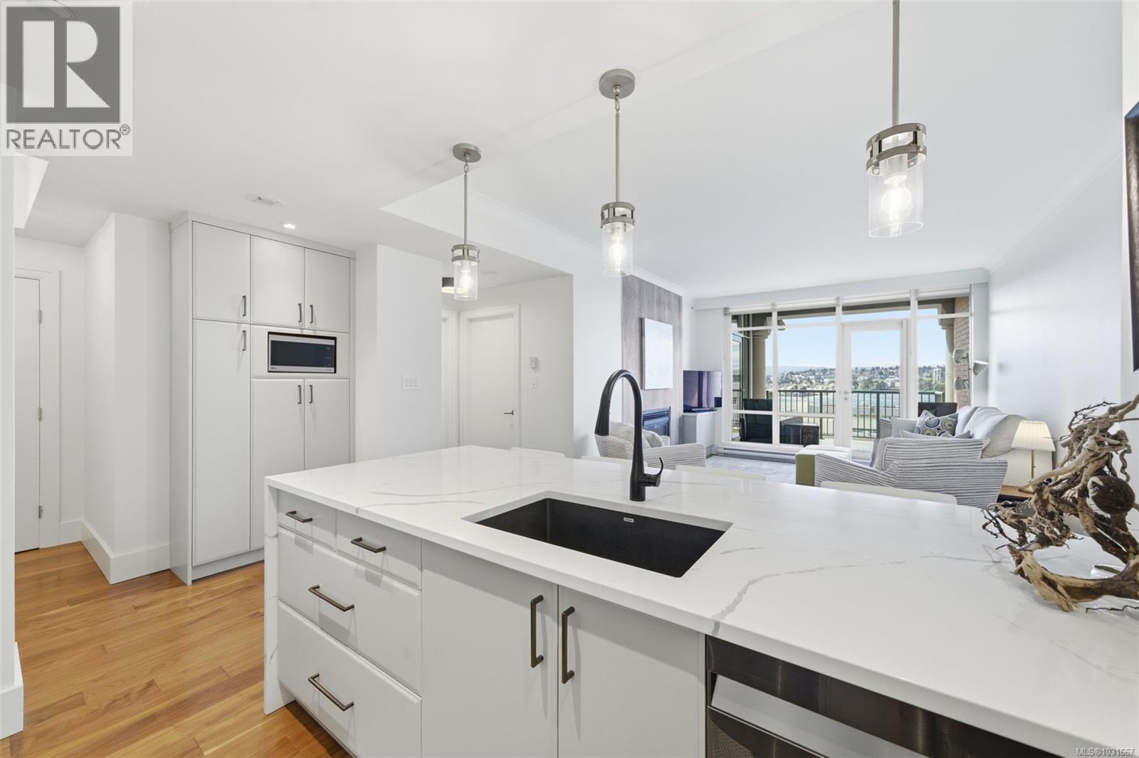 #714 21 DALLAS RD - 12