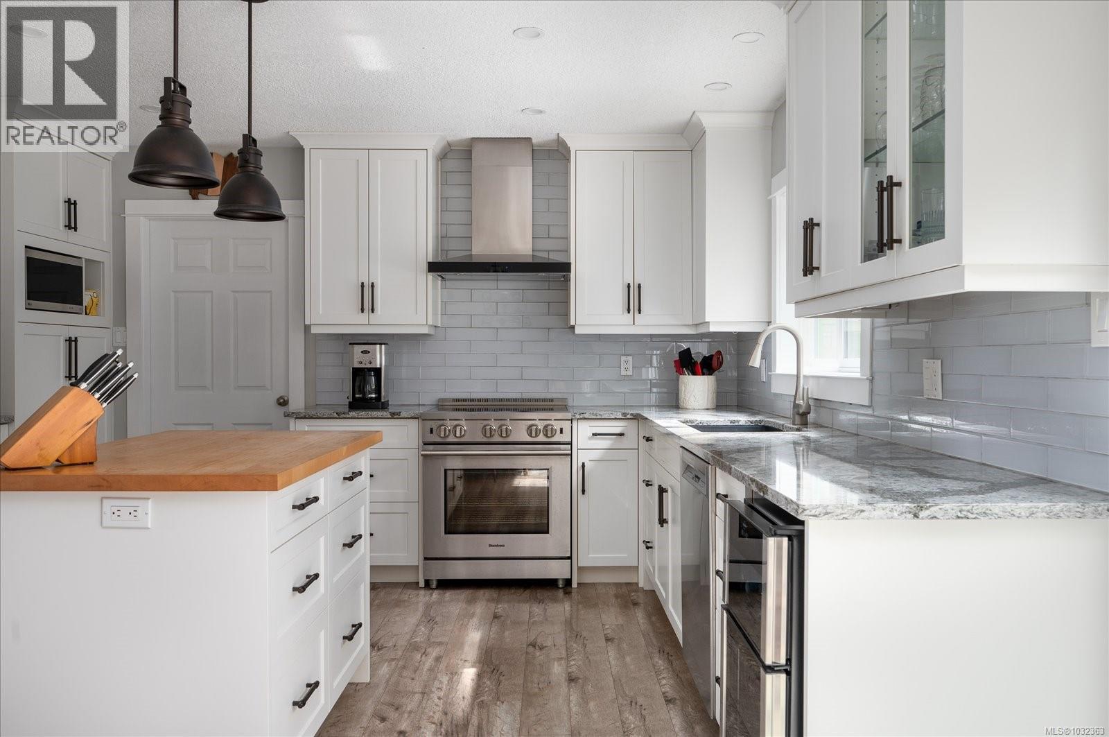 1156 CLUBHOUSE DR - 33