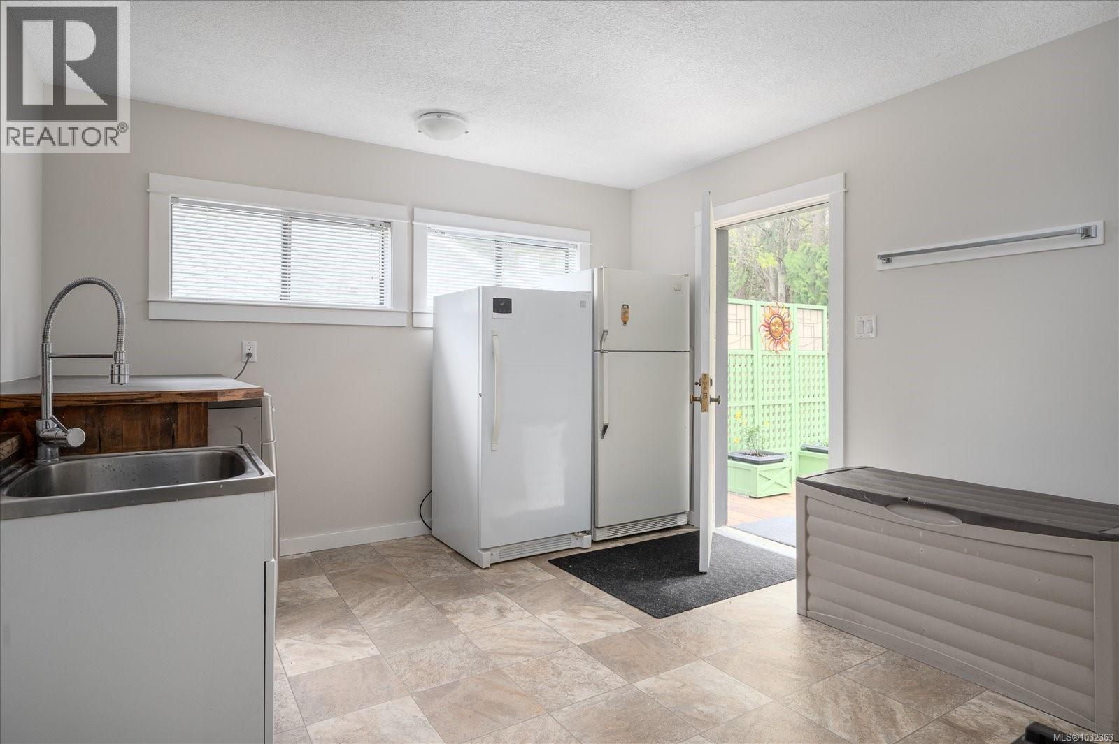 1156 CLUBHOUSE DR - 39