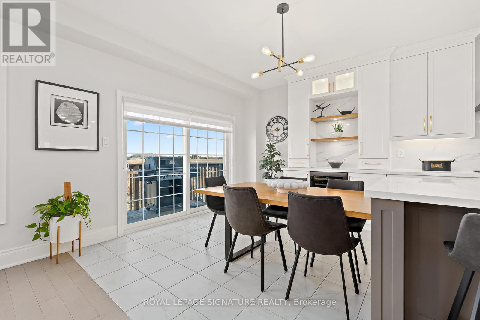 737 GILMOUR CRESCENT - 14