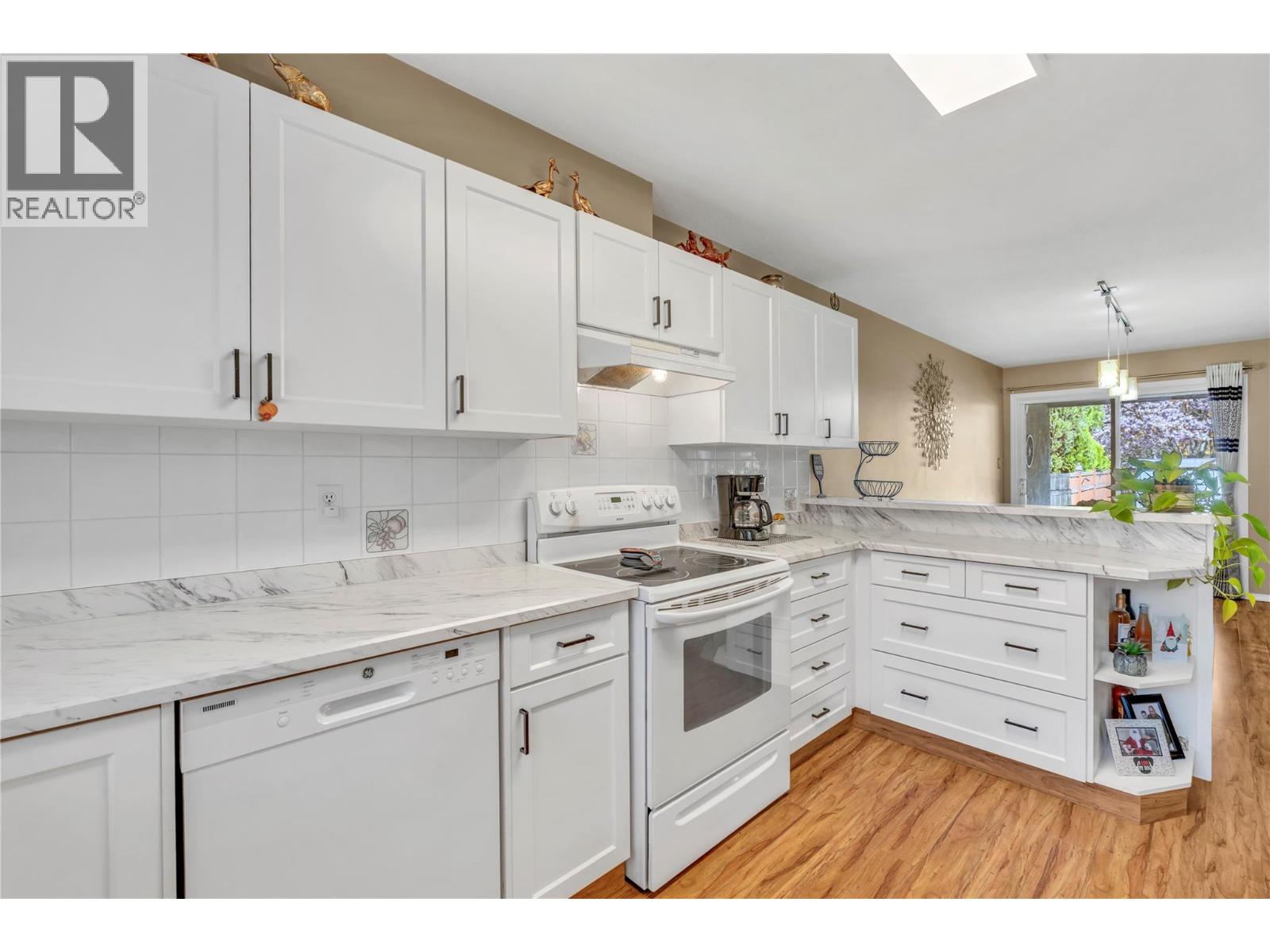 102 955 ROBINSON Avenue, Naramata