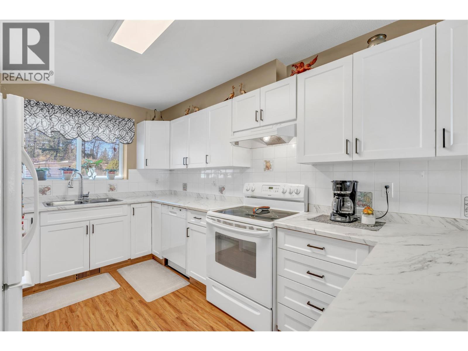 102 955 ROBINSON Avenue, Naramata