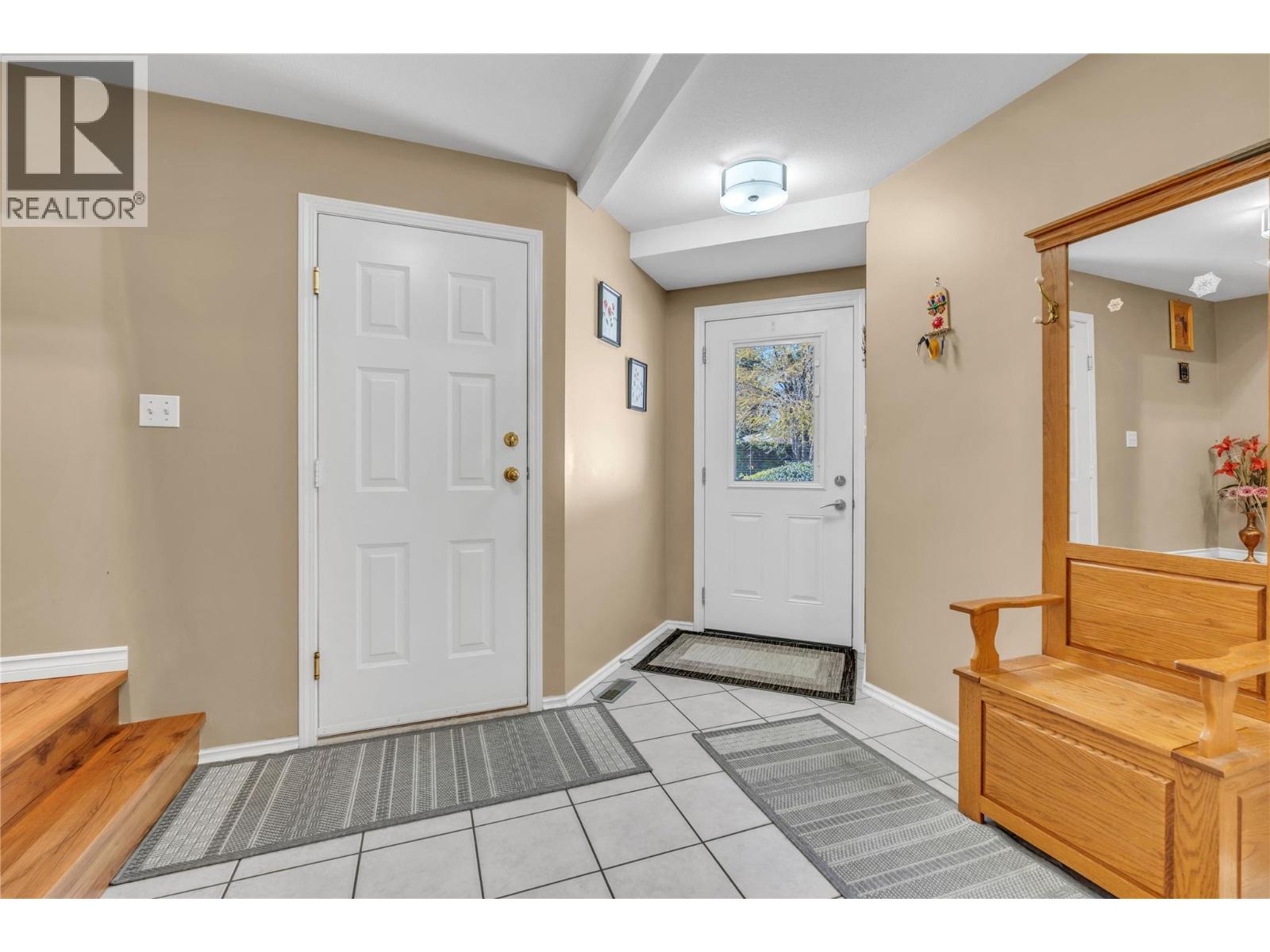 102 955 ROBINSON Avenue, Naramata