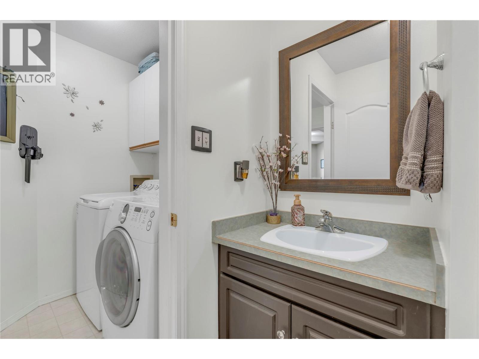 102 955 ROBINSON Avenue, Naramata