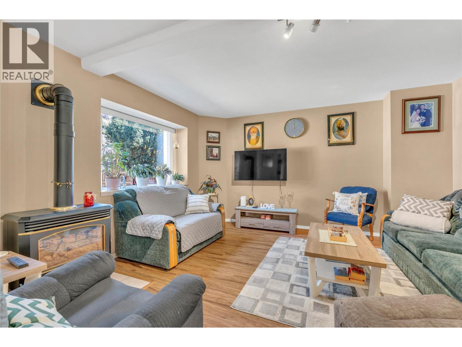 102 955 ROBINSON Avenue, Naramata