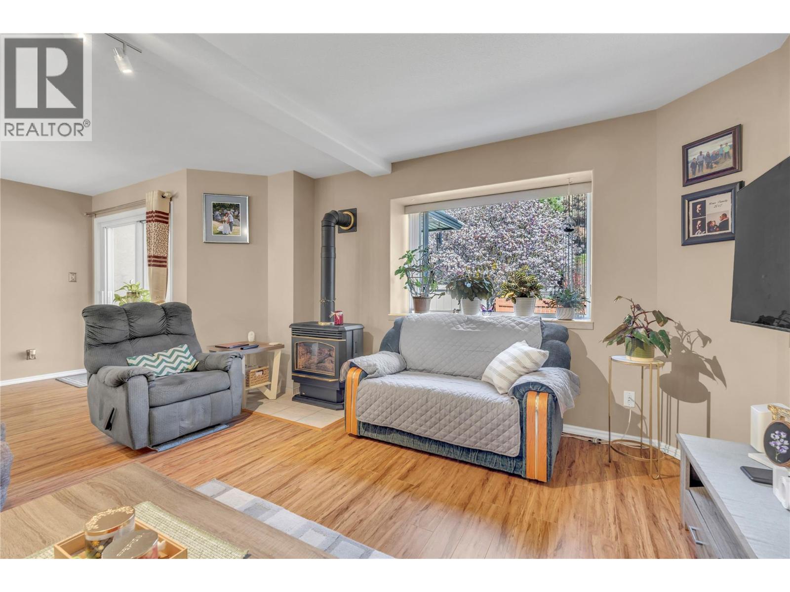 102 955 ROBINSON Avenue, Naramata