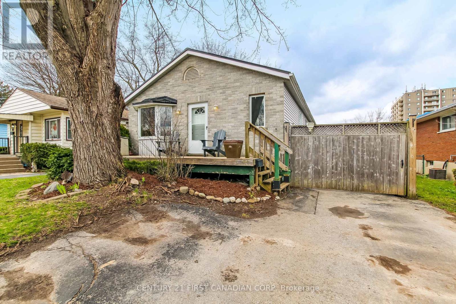 114 CONNAUGHT AVENUE - 2