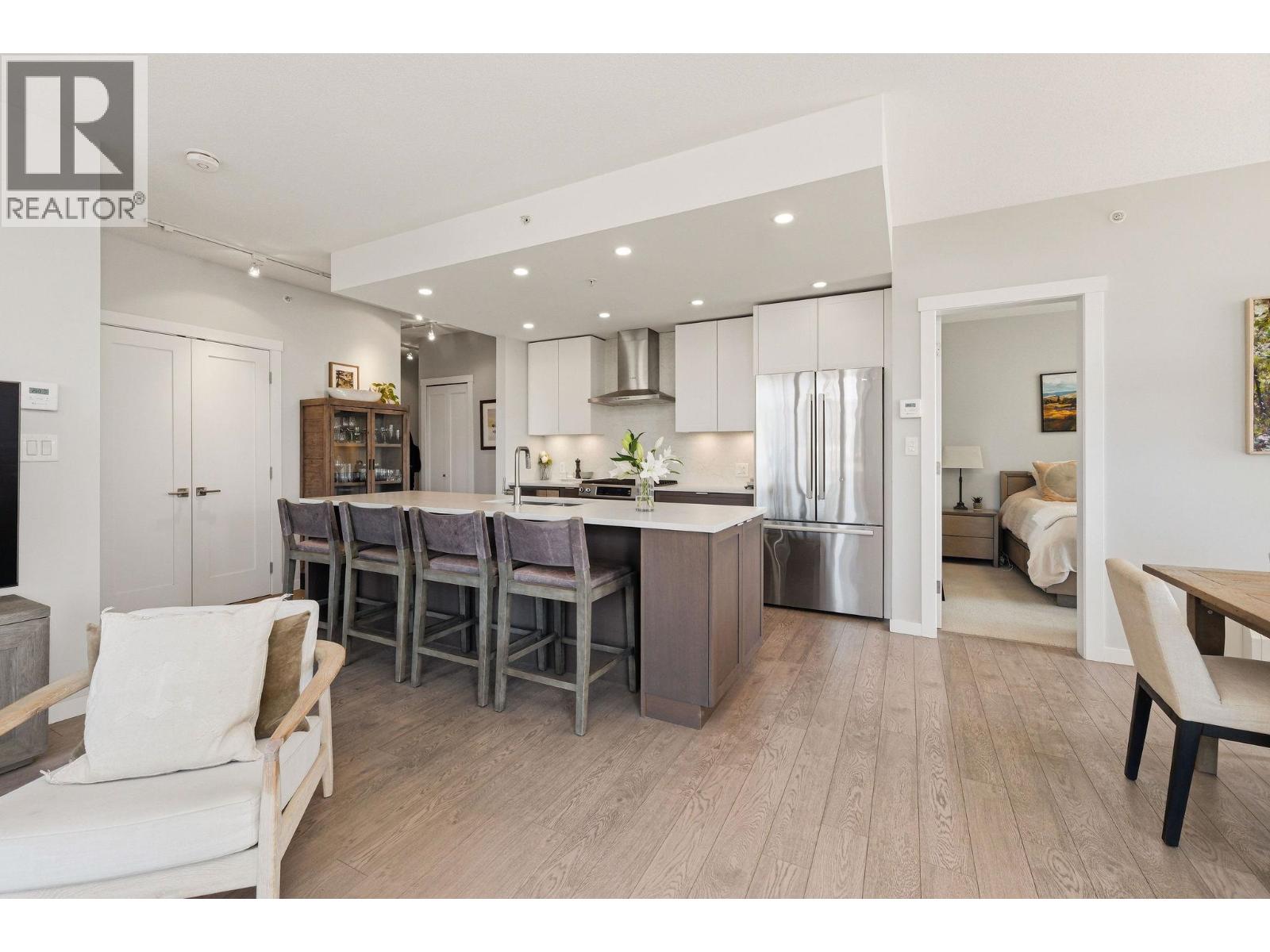 208 135 W 2ND STREET, North Vancouver