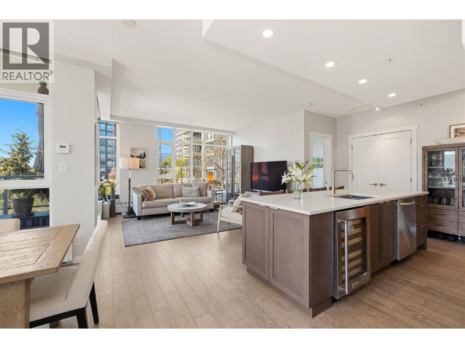 208 135 W 2ND STREET, North Vancouver